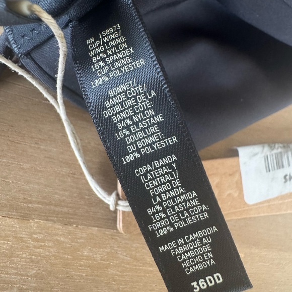 SKIMS Ultimate Push Up Plunge Bra - Picture 5 of 5